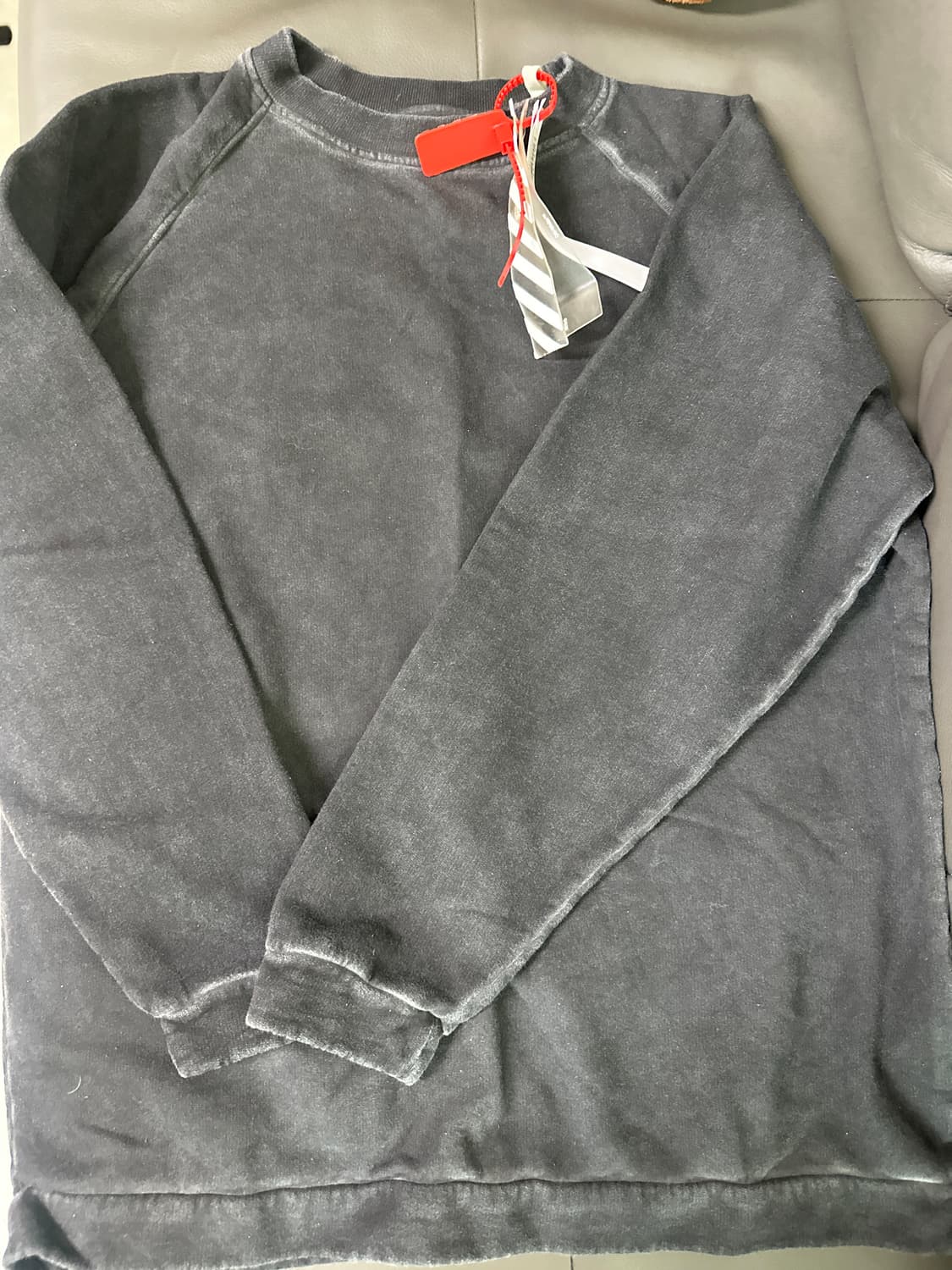 오프화이트 맨투맨 상품이미지1