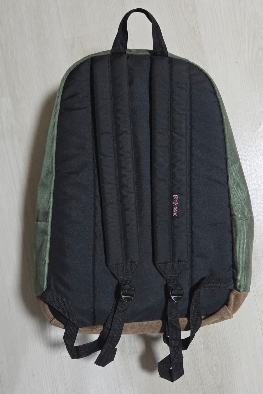 (착샷) 잔스포츠 라이트백 백팩 스웨이드 그린 상품이미지4