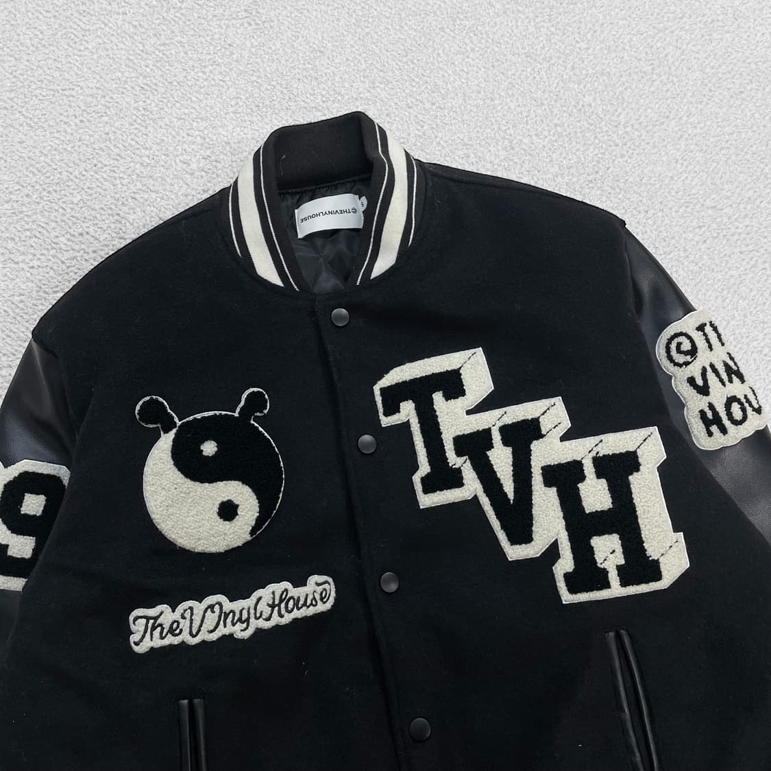 더바이닐하우스 Yin Yang 바시티 자켓 블랙 상품이미지3