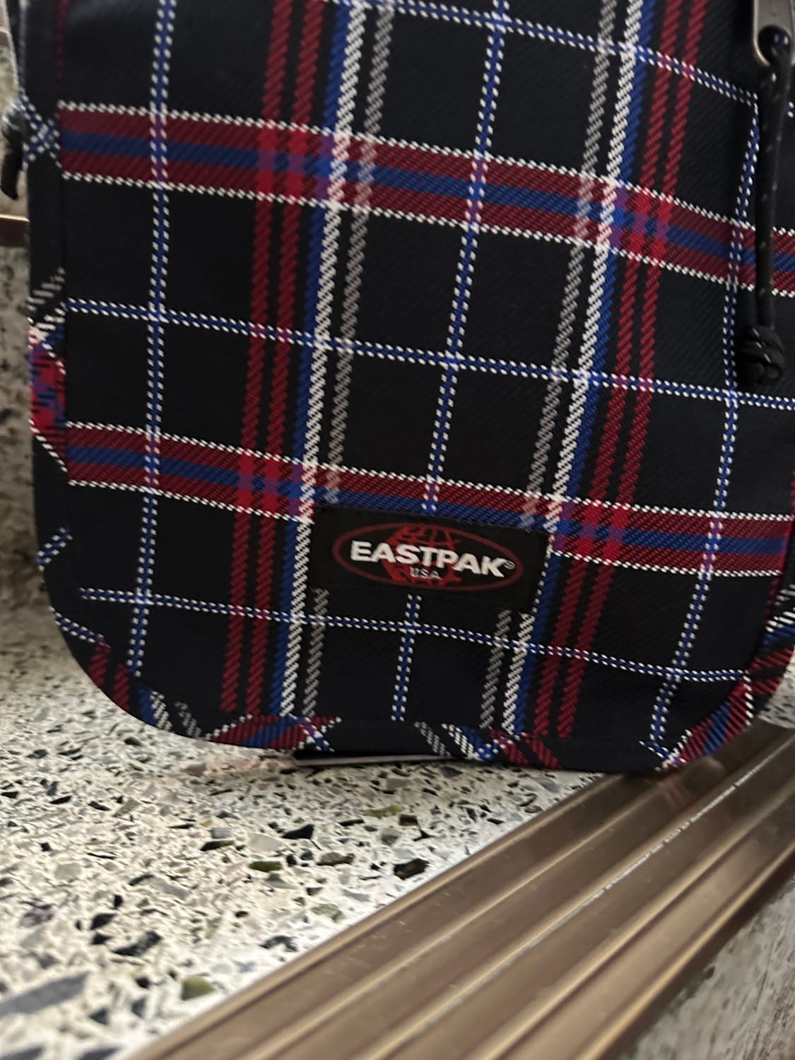 [Eastpak] 유니크한 타탄 체크 메신저 백 상품이미지3