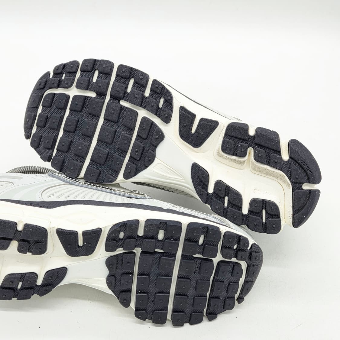 나이키 우먼스 줌 보메로 5 포톤 더스트 앤 메탈릭 실버 (240) 상품이미지3