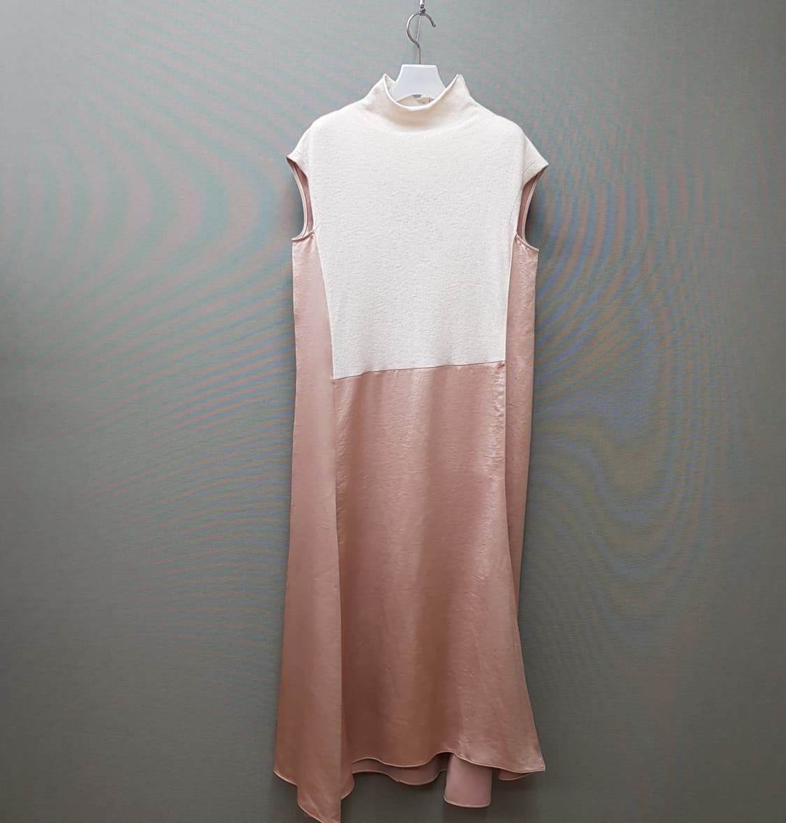 한섬 시스템 투톤 니트 배색 슬리브리스 롱 원피스 88-98-165 상품이미지1