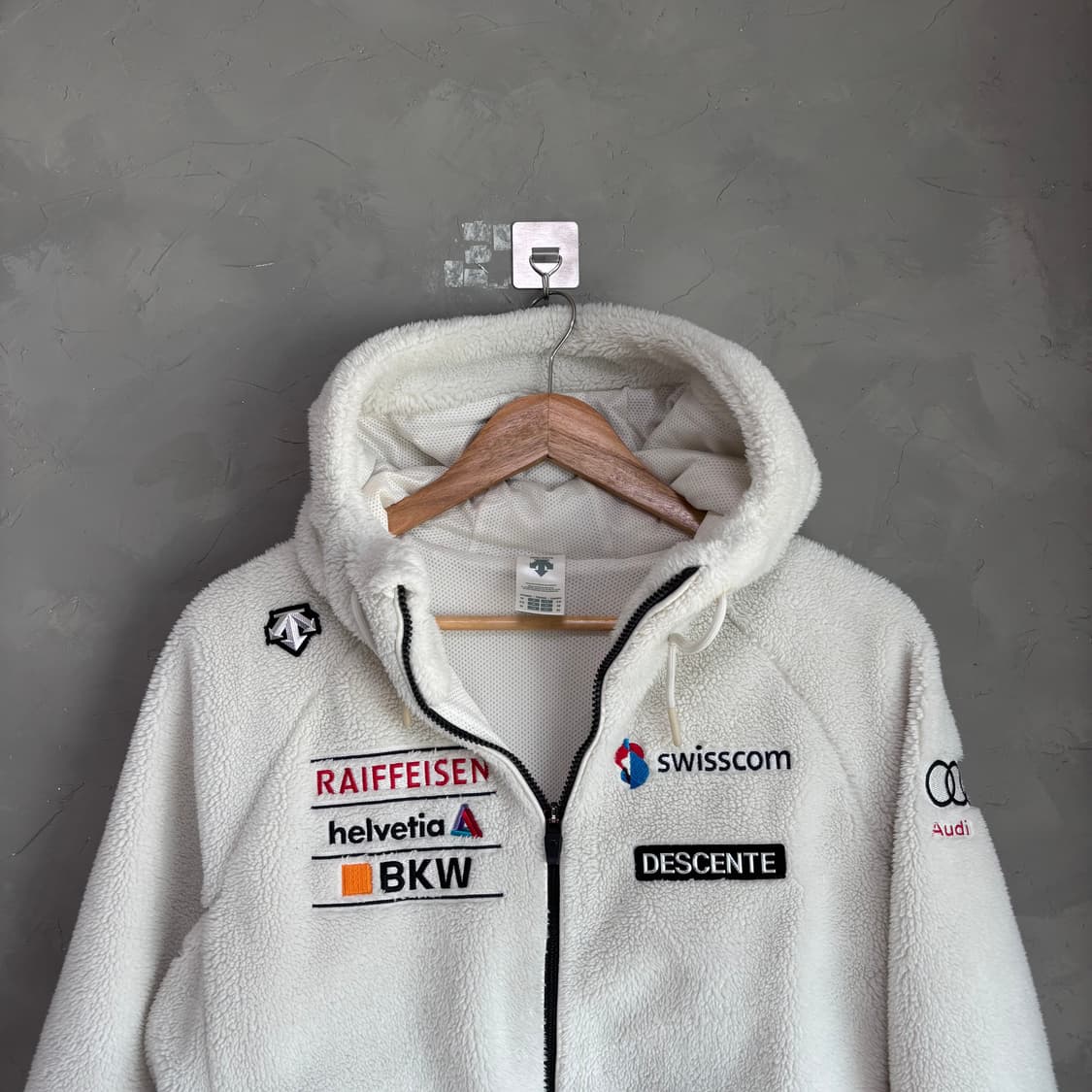 데상트 아우디 스위스 스키팀 플리스 화이트 상품이미지2