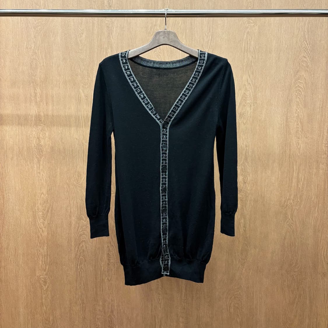 장폴고티에 브이넥 롱 니트 가디건 밑단 시보리 줄자 디테일 블랙 상품이미지2