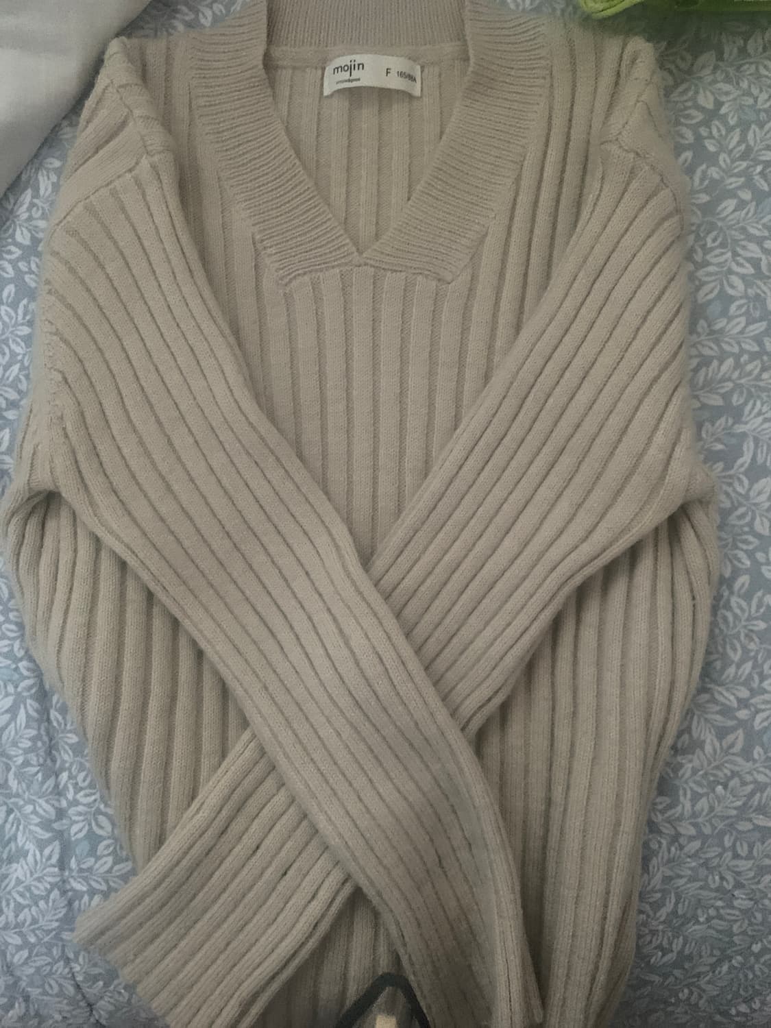 V넥니트 상품이미지1