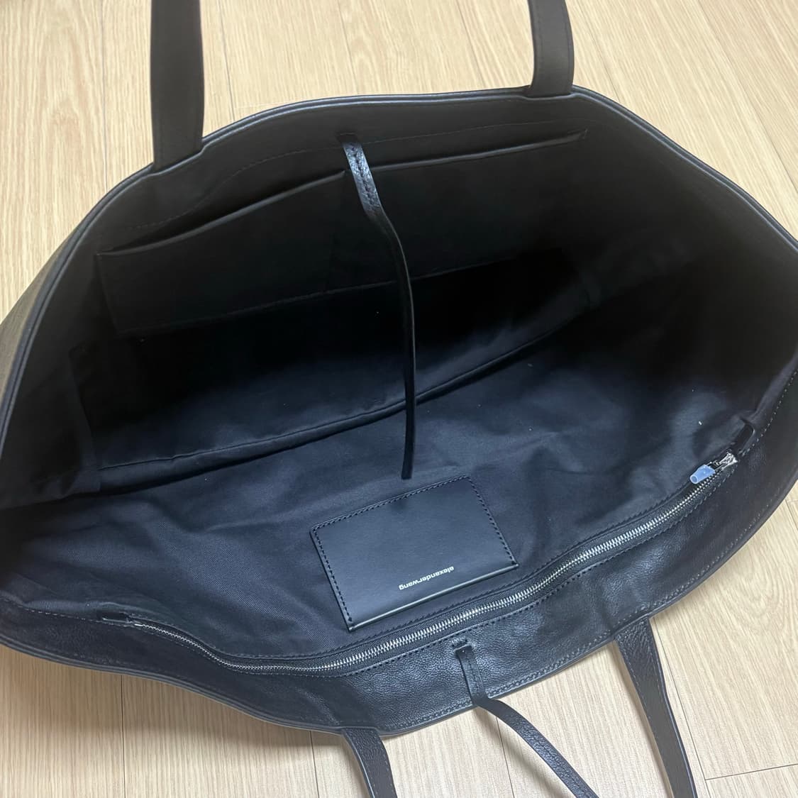 1회착용) 알렉산더왕 엠보스드 로고 토트 백 상품이미지3