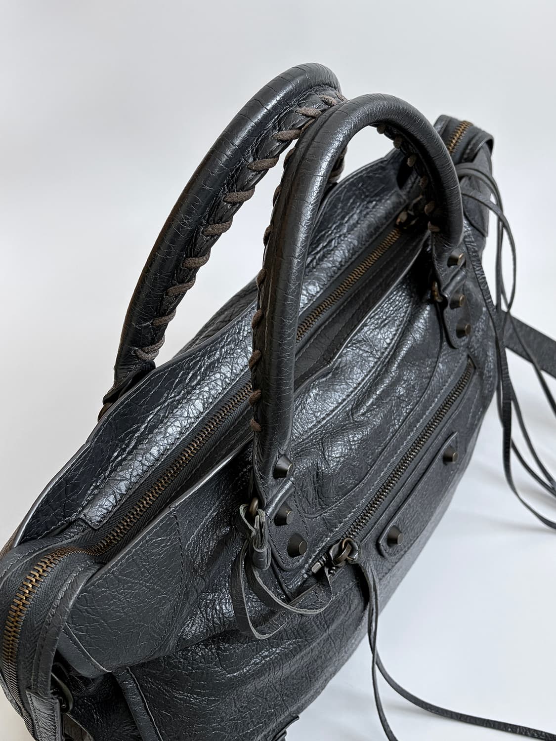 발렌시아가 클래식 시티백 미듐 판매합니다. 상품이미지5