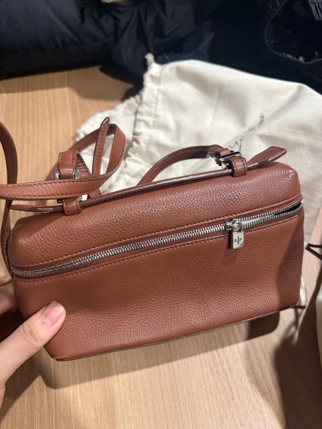 로로피아나 엑스트라 포켓 가방 상품이미지1