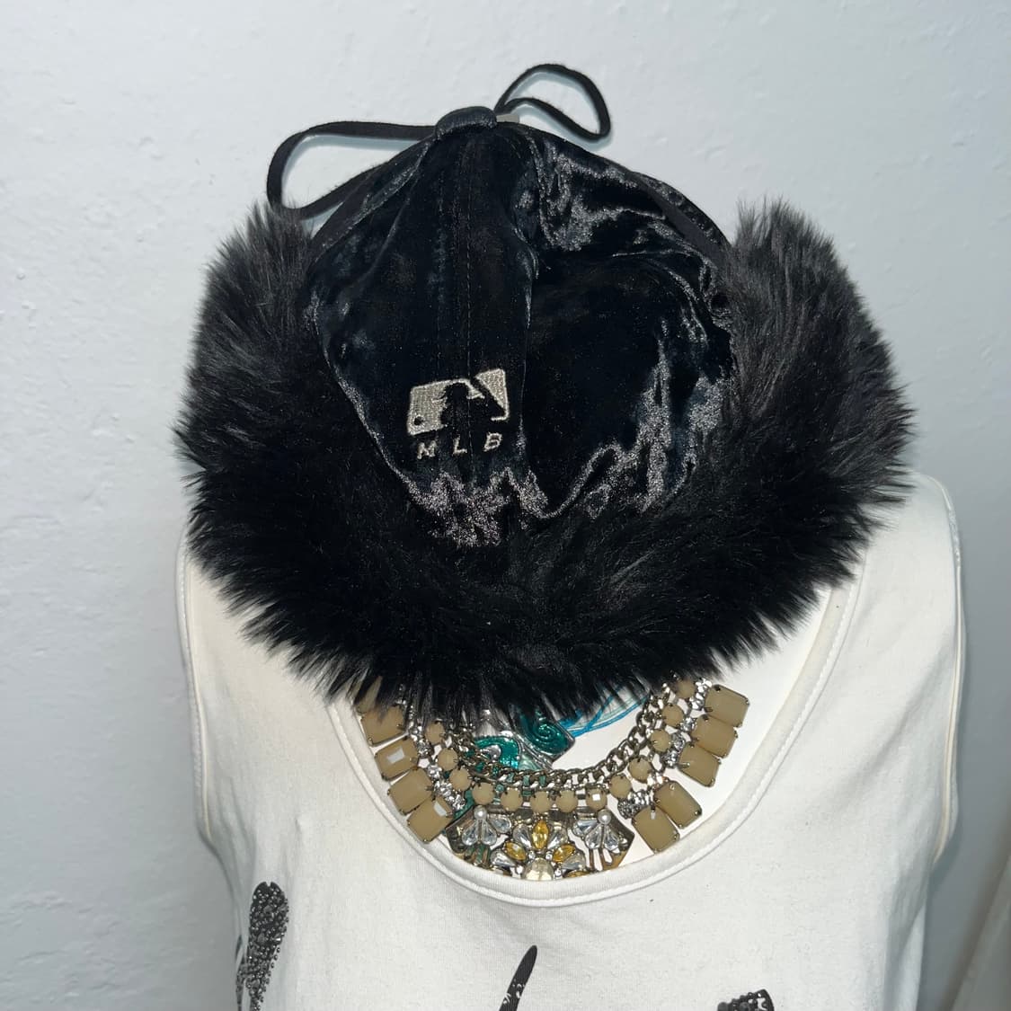 MLB 양키즈 벨벳 퍼 트리밍 캡 상품이미지3