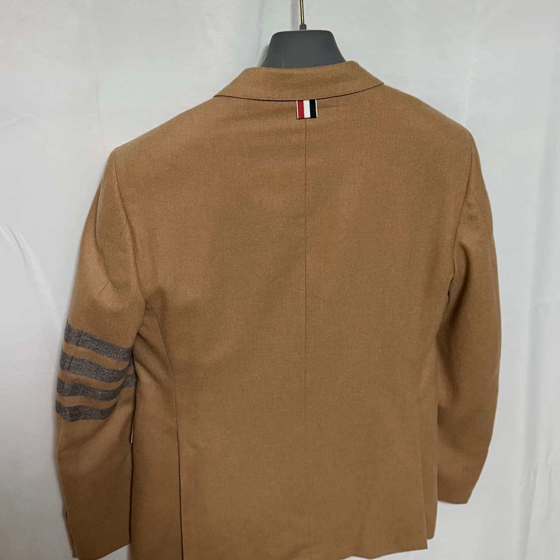 [S+급/1] 톰브라운 사선완장 울 트윌 클래식 수트 정장 베이지 상품이미지6