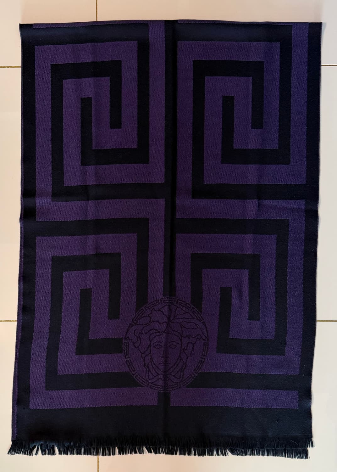 베르사체 VERSACE 퍼플 블랙 메두사 로고 패턴 프린지 명품 머플러 상품이미지2