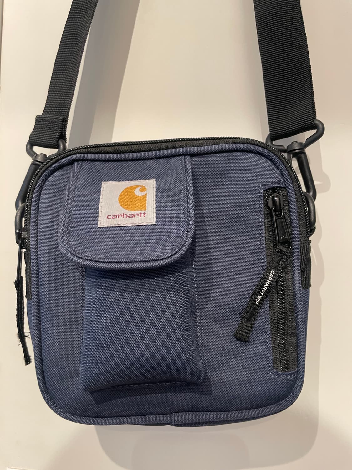 칼하트 WIP 에센셜 백 블루 크로스백 상품이미지1