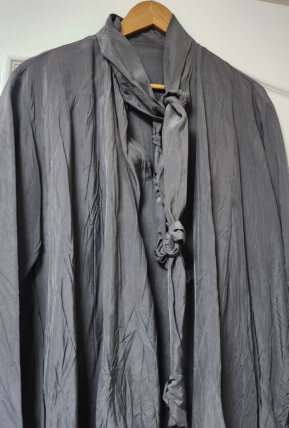 르메르 노티드블라우스 36 판매합니다. ALUMINIUM 컬러 상품이미지6