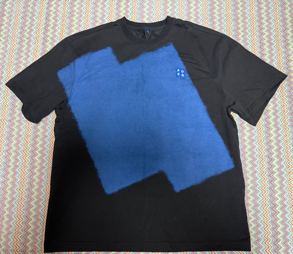 (L) 아더에러 시그니피컨트 TRS 태그 티셔츠 03 블랙 상품이미지1