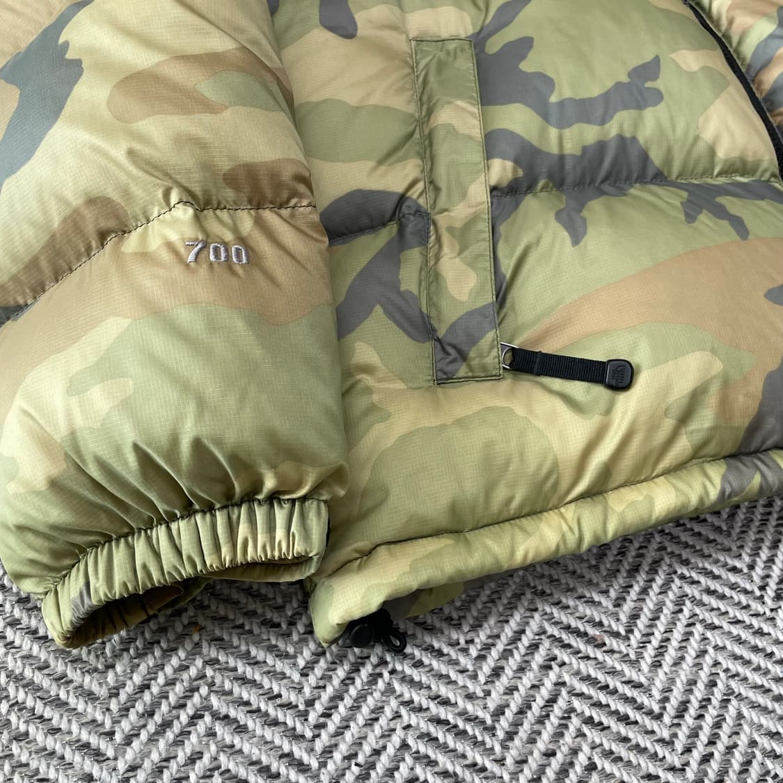 [100] 노스페이스 센터로고 700 카모 눕시 패딩 상품이미지4