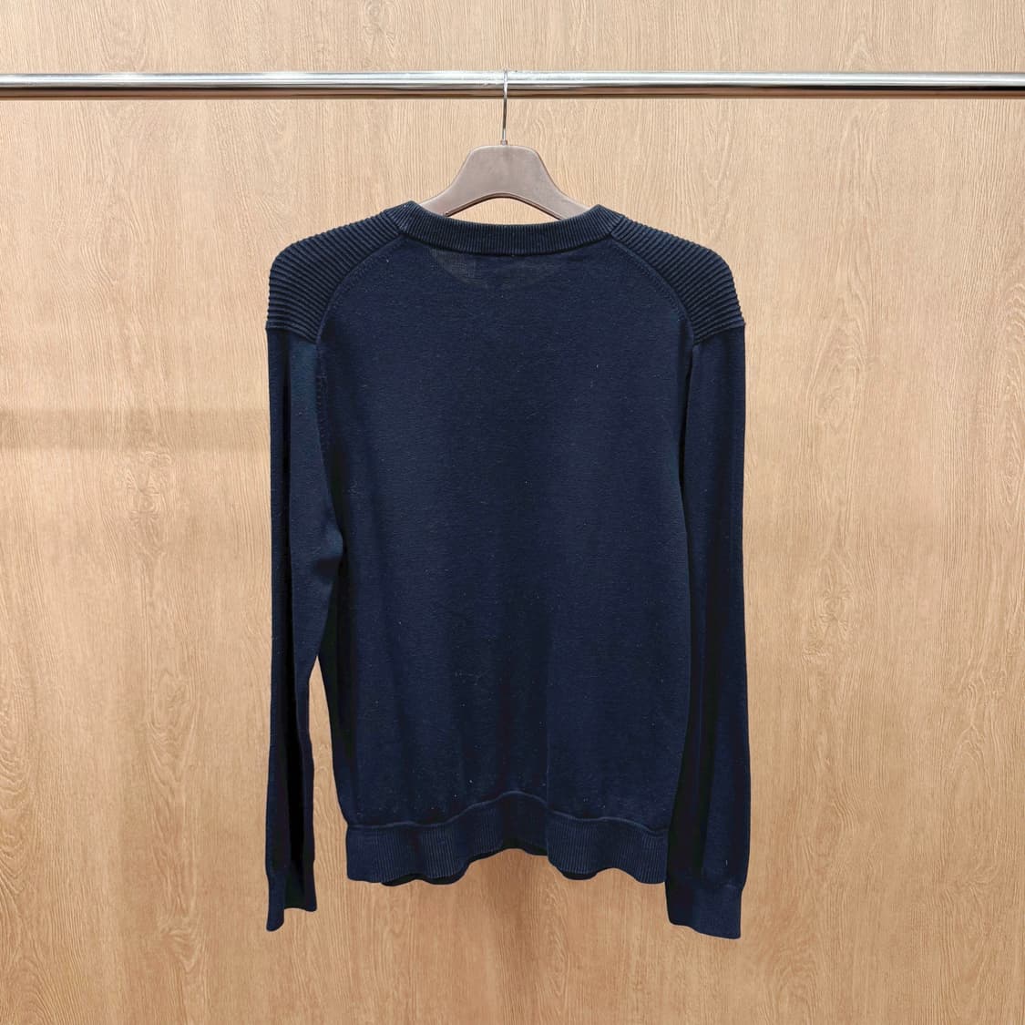 클럽 모나코 라운드넥 긴팔 골지 조직 배색 사선 라인 디테일 블랙 상품이미지3