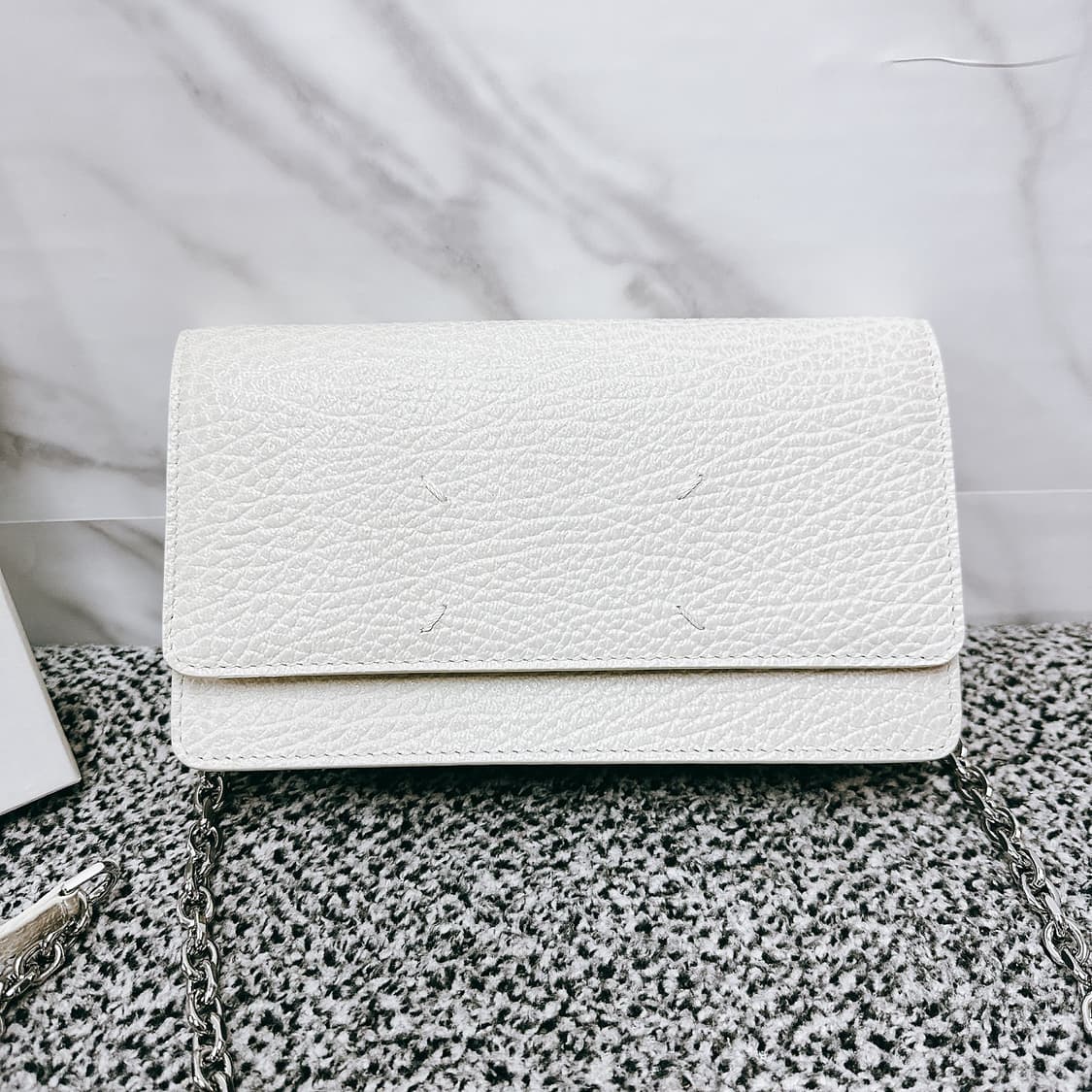 메종 마르지엘라 여성 화이트 스티치 로고 체인 월렛 숄 상품이미지4