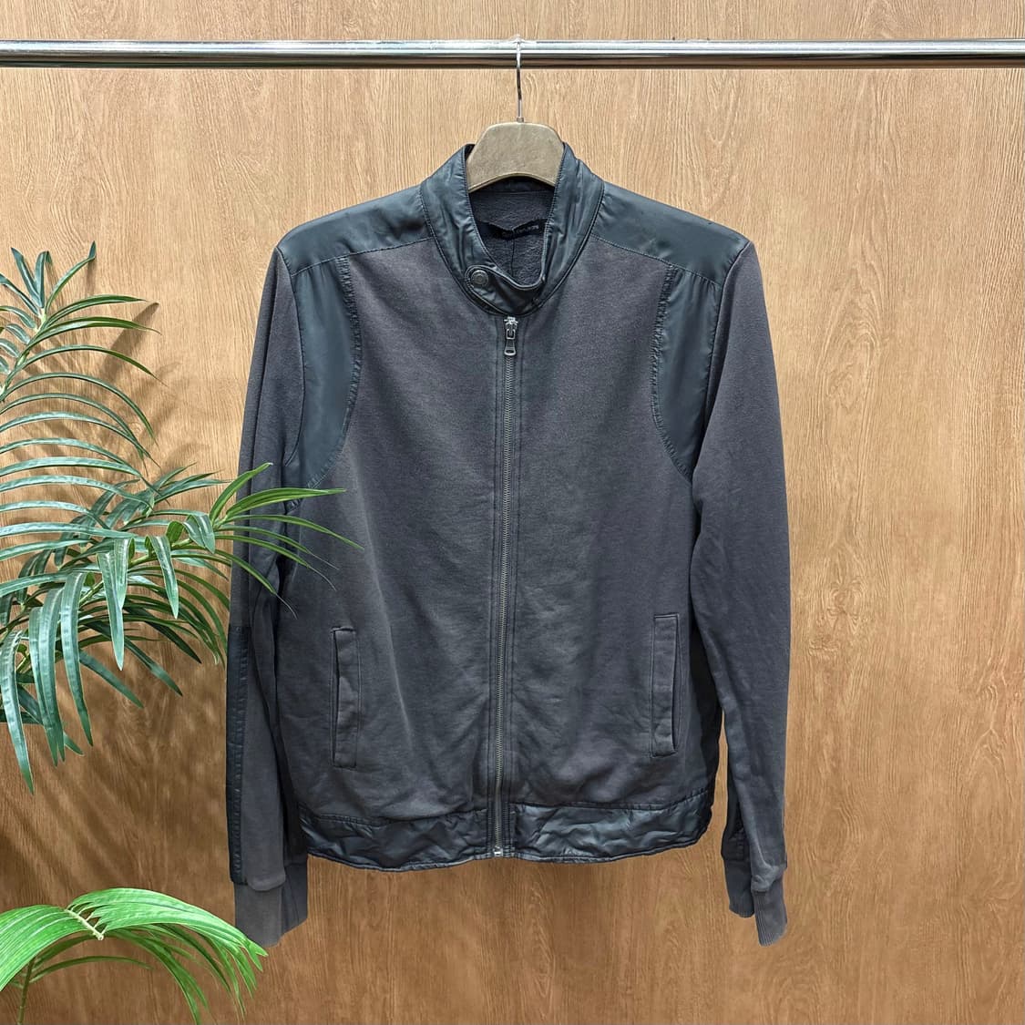 캘빈클라인 진스 하이넥 집업 자켓 배색 소매 로고 탭 디테일 차콜 그레이 상품이미지1