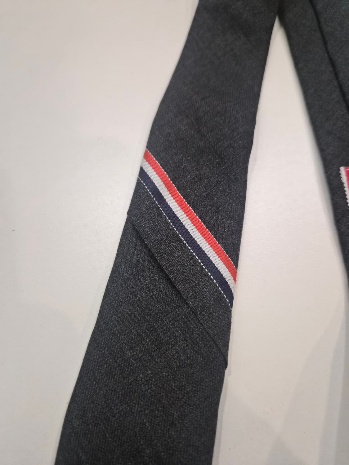 톰브라운 삼선 넥타이 다크 그레이 상품이미지3