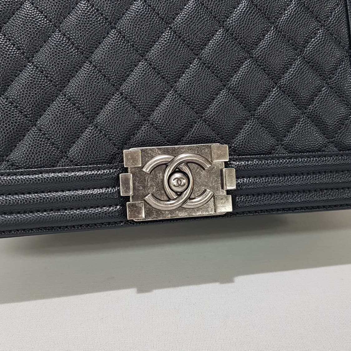 샤넬 보이백 미듐 블랙 캐비어 A67086 상품이미지3