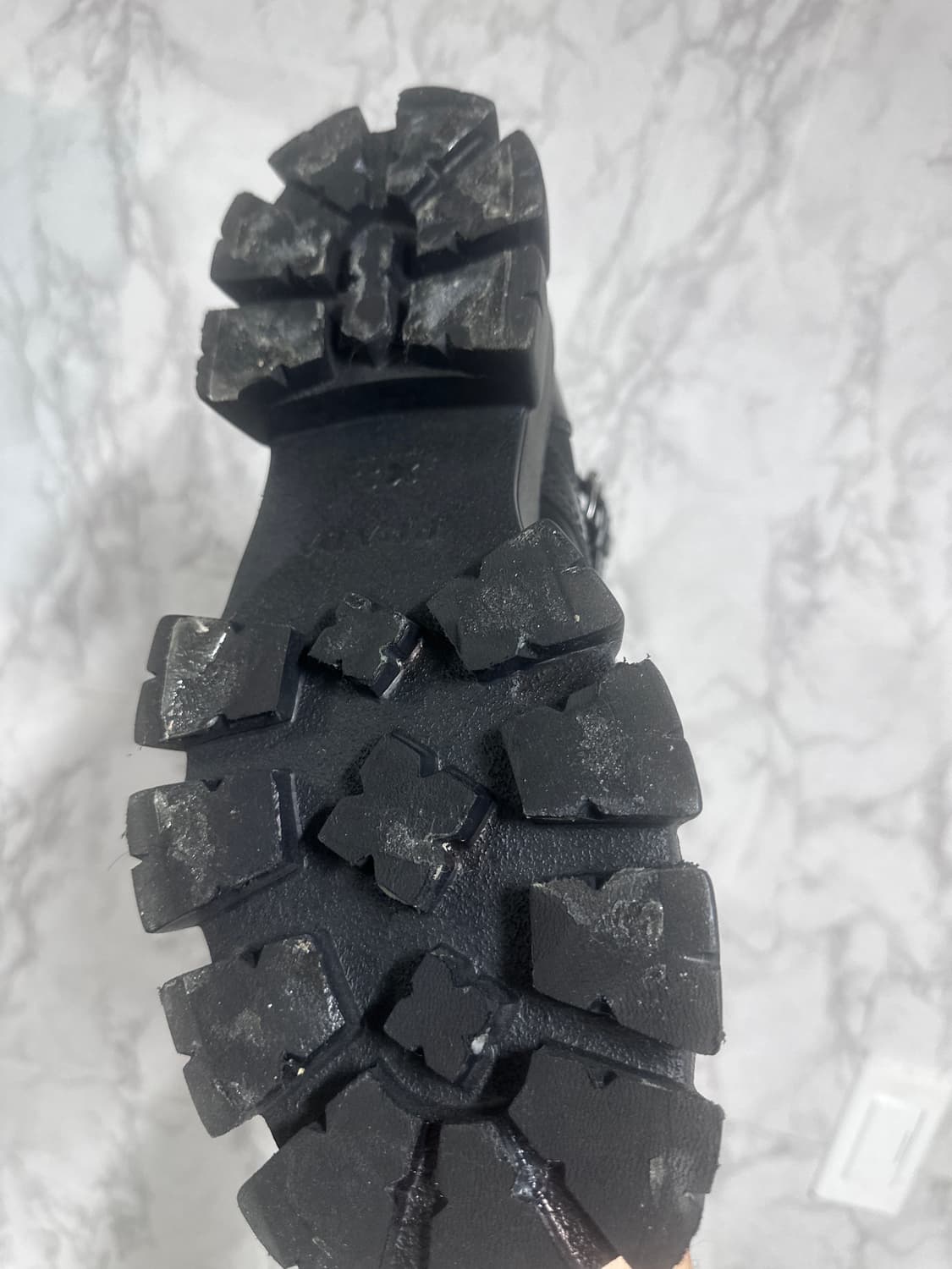 프라다 모놀리스 브러쉬드 레더 앤 나일론 부츠 블랙 9.5 상품이미지5