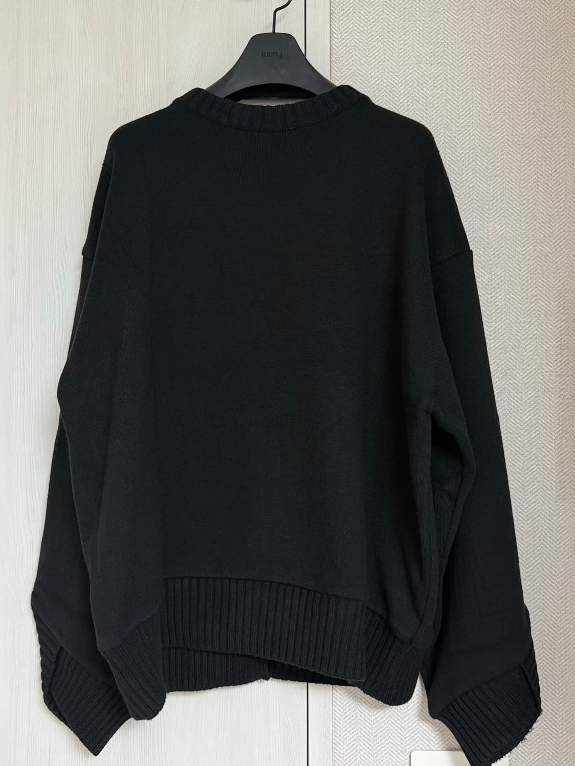 (48) 송지오옴므 엠브로이드 자수 크로스립 니트 블랙 상품이미지2