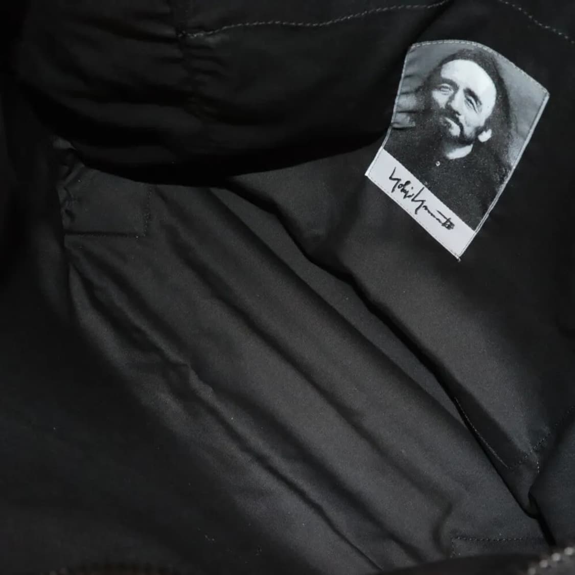 요지야마모토 소가죽 레터링 메신저백 상품이미지4