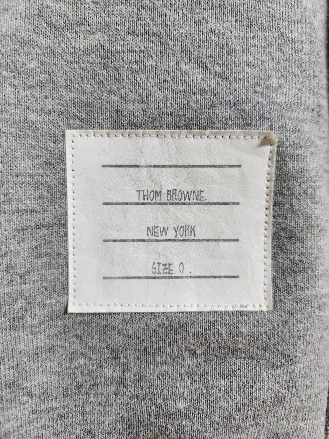 [0] 톰브라운 그레이 사선완장 맨투맨 MJT021H 상품이미지5