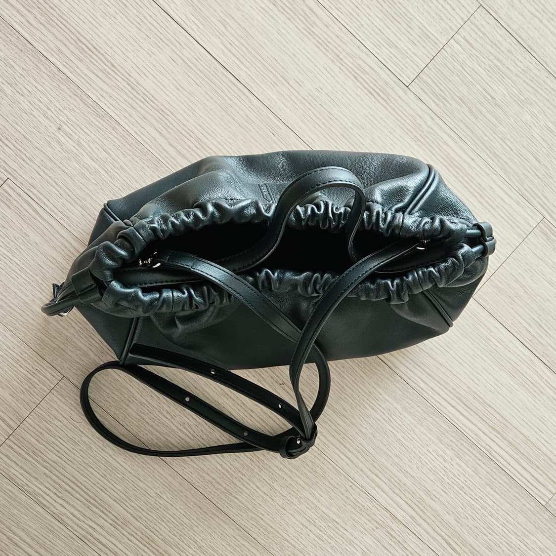 구호 램스킨 스트링 숄더백 핸드백 딥그린 상품이미지4