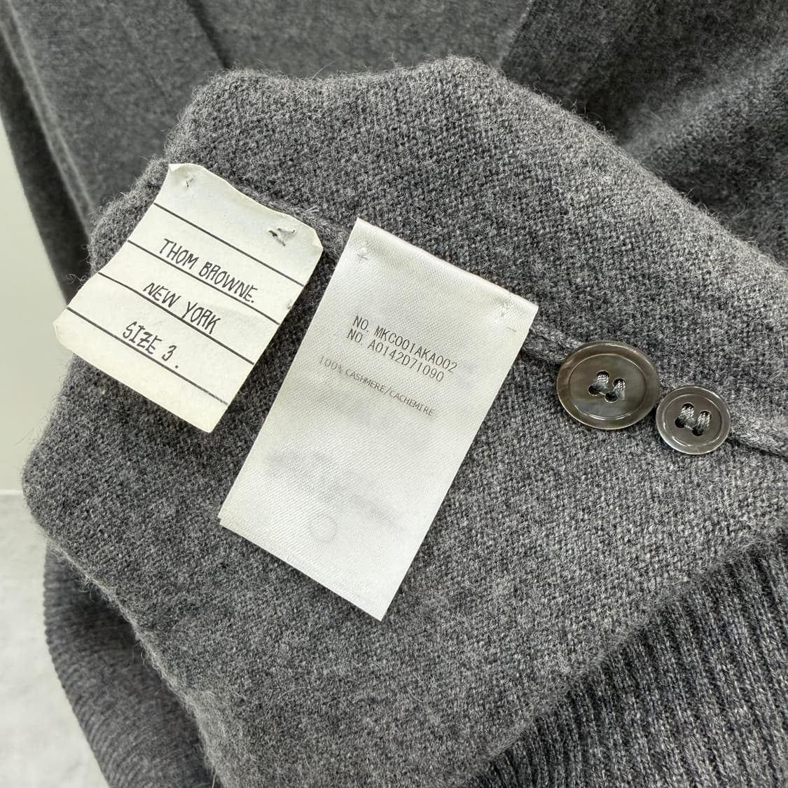 [S+급/3] 톰브라운 사선완장 캐시미어 가디건 그레이 상품이미지7