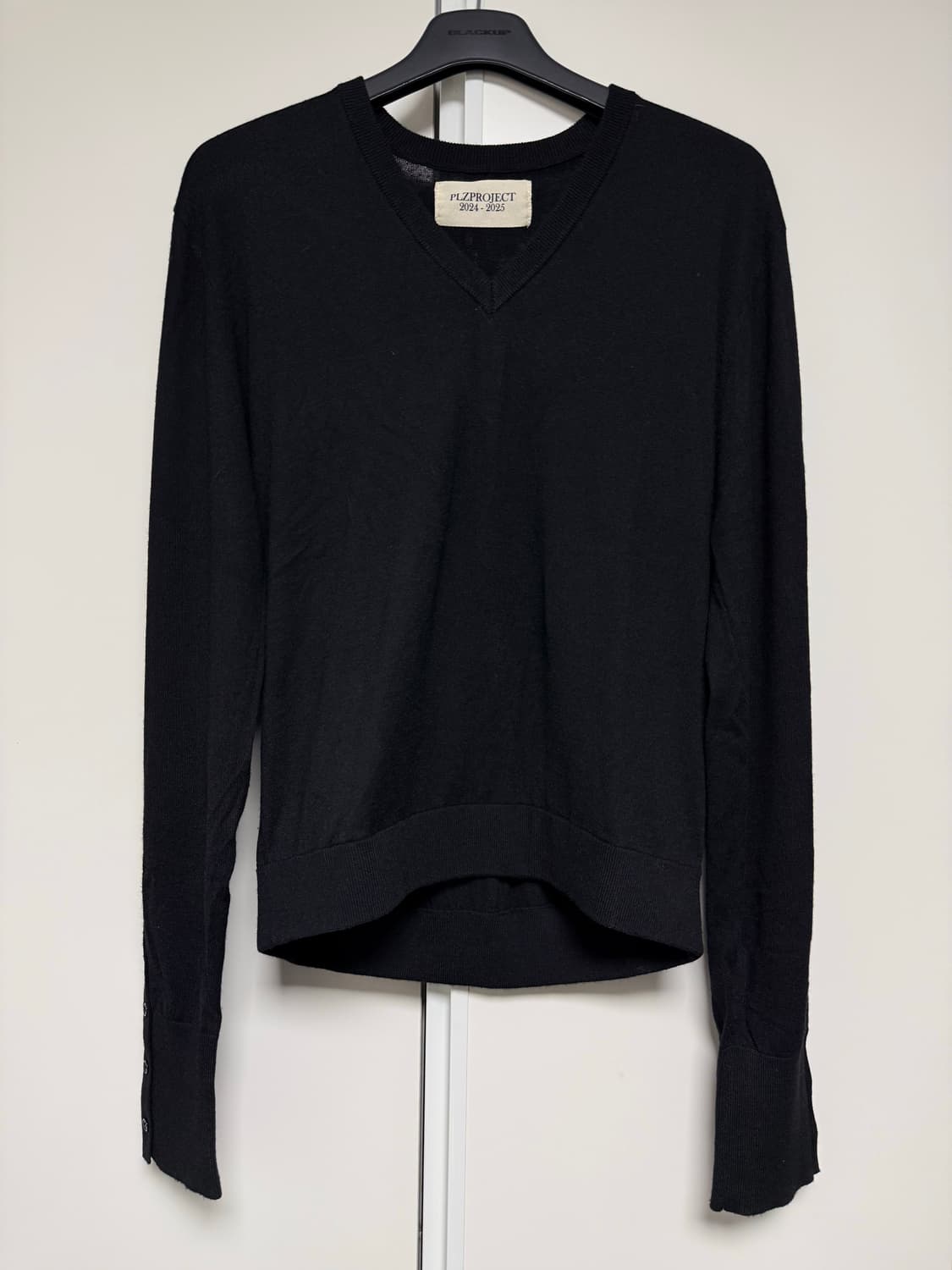 플리즈프로젝트 버튼 브이넥 니트 라이트 블랙 (plzproject) 상품이미지1