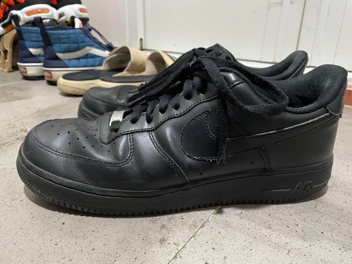 나이키 에어포스 1 '07 로우 트리플 블랙 상품이미지4