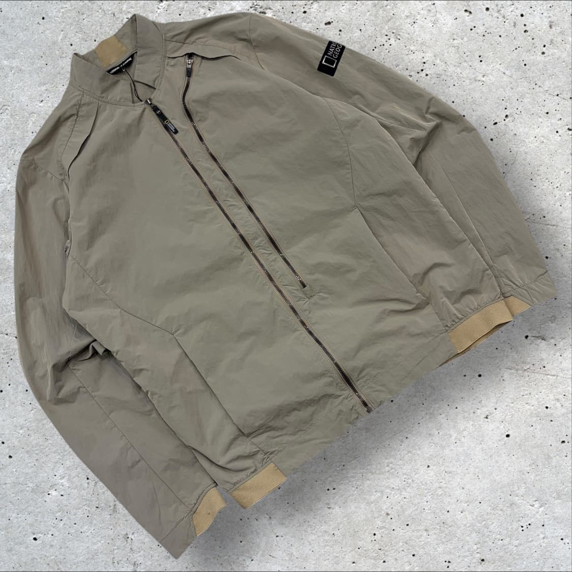 [95] 내셔널지오그래픽 봄버 나일론 바람막이 자켓 카키색 C42 상품이미지1