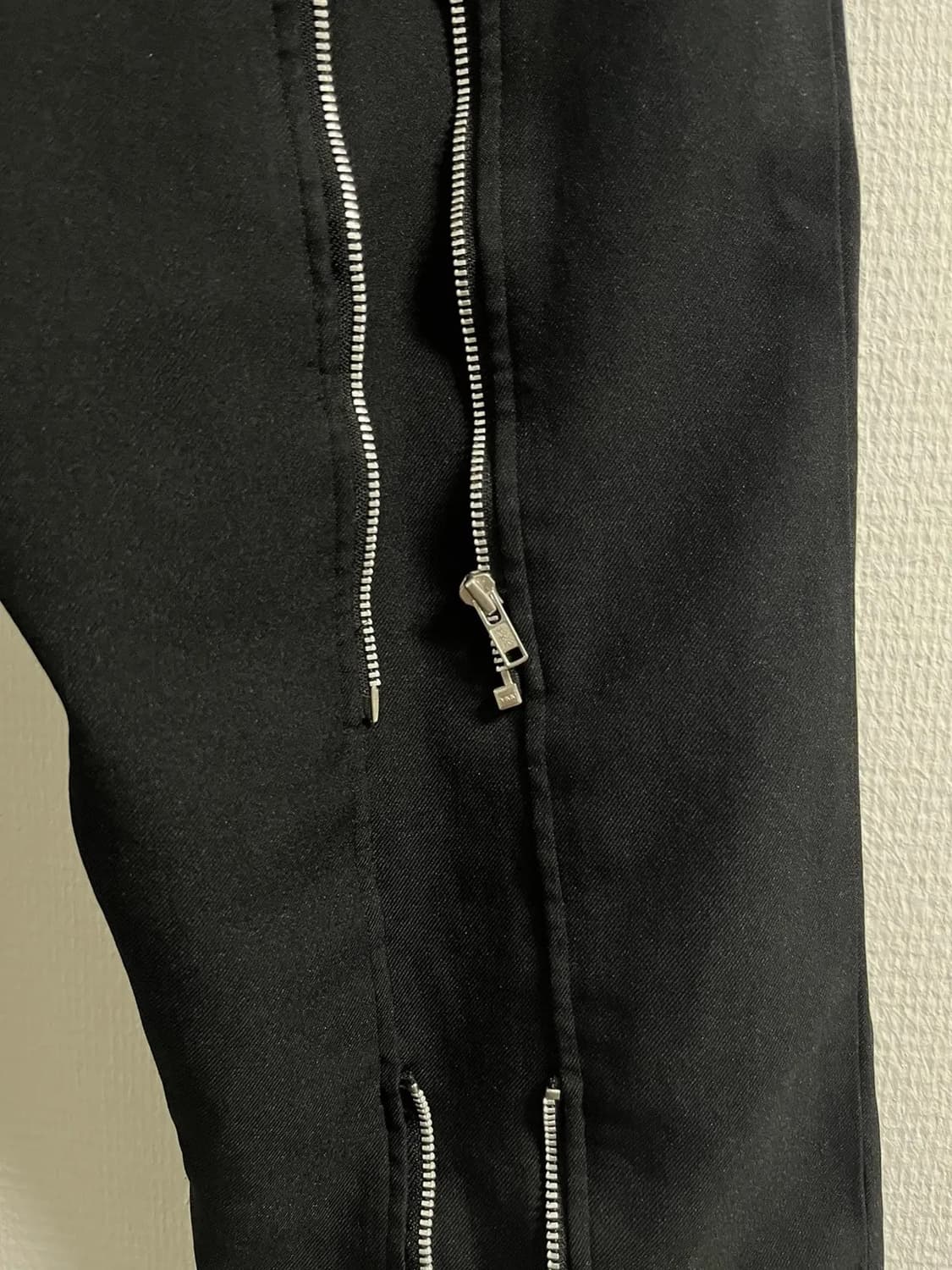 [L]꼼데가르송 블랙 축융 지퍼 슬랙스 상품이미지4
