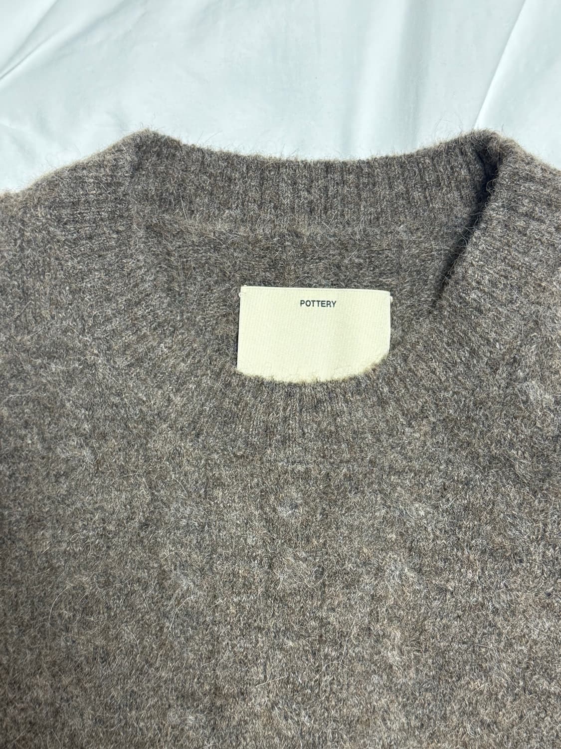 [단순착용] 포터리 알파카 케이블 크루넥 니트 토바코 4사이즈 상품이미지3