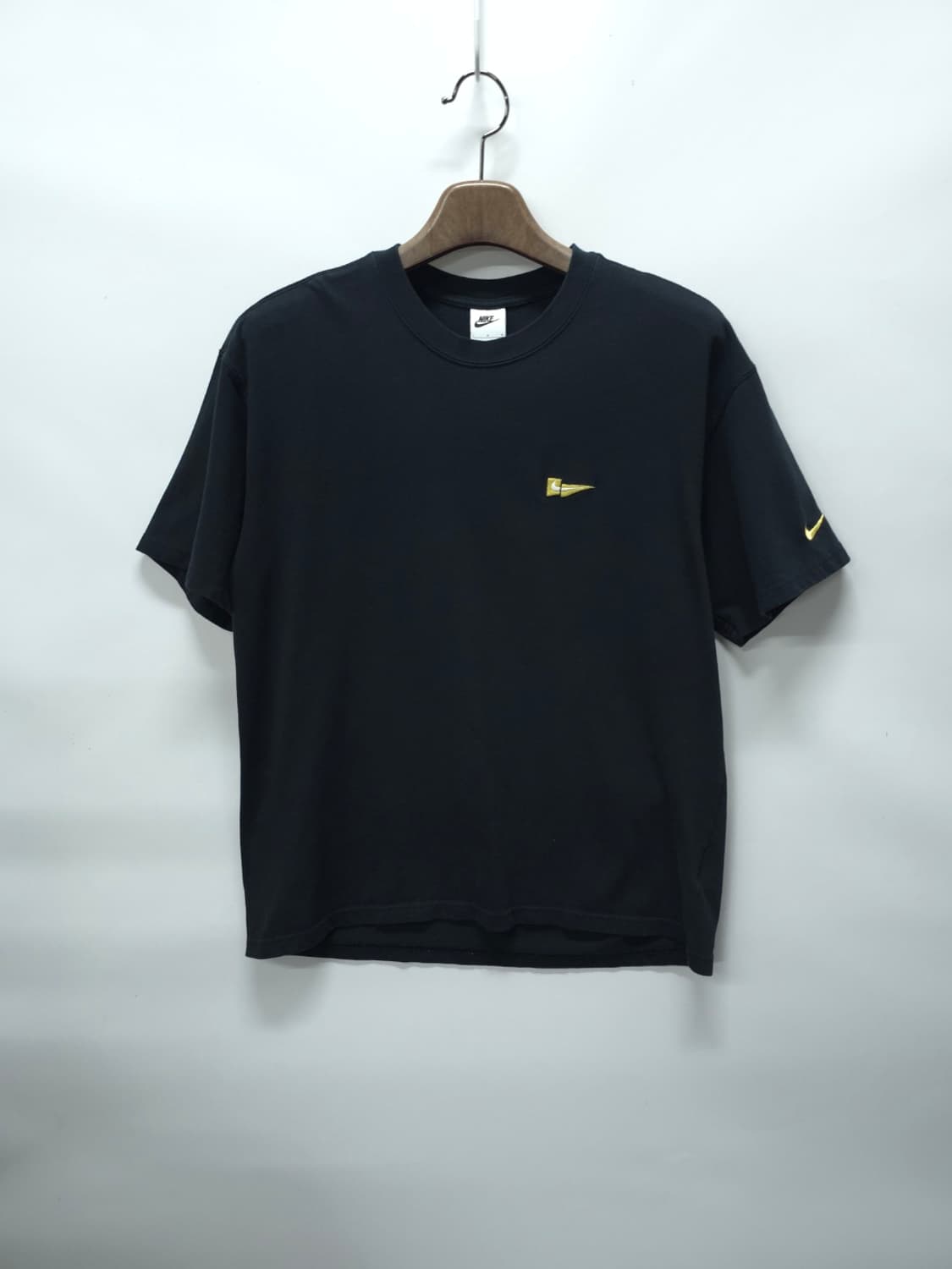 나이키 펜넌트 로고 자수 백로고 반팔 티셔츠 블랙 (100/L) 상품이미지1