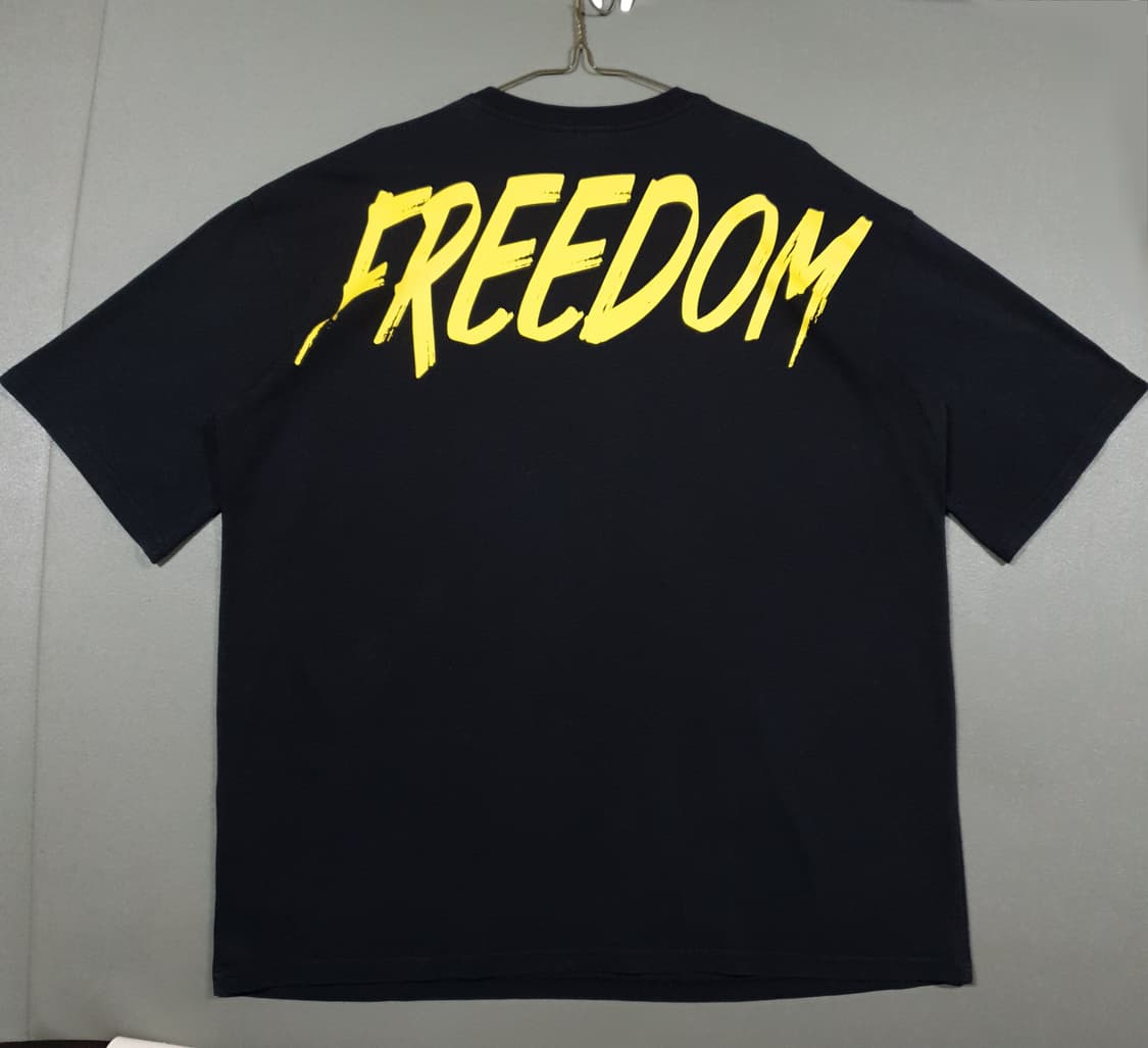 XL) 프리덤 최신형 24ss 오버핏 백 프린팅 반팔 티셔츠 블랙 옐로우 상품이미지1