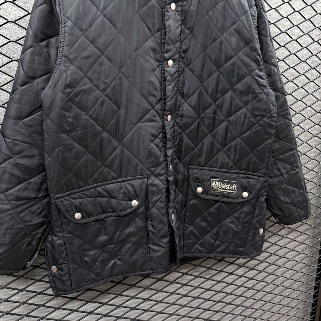 벨스타프 퀼팅 누빔자켓 로고패치 밑단버튼 디테일 블랙 상품이미지5