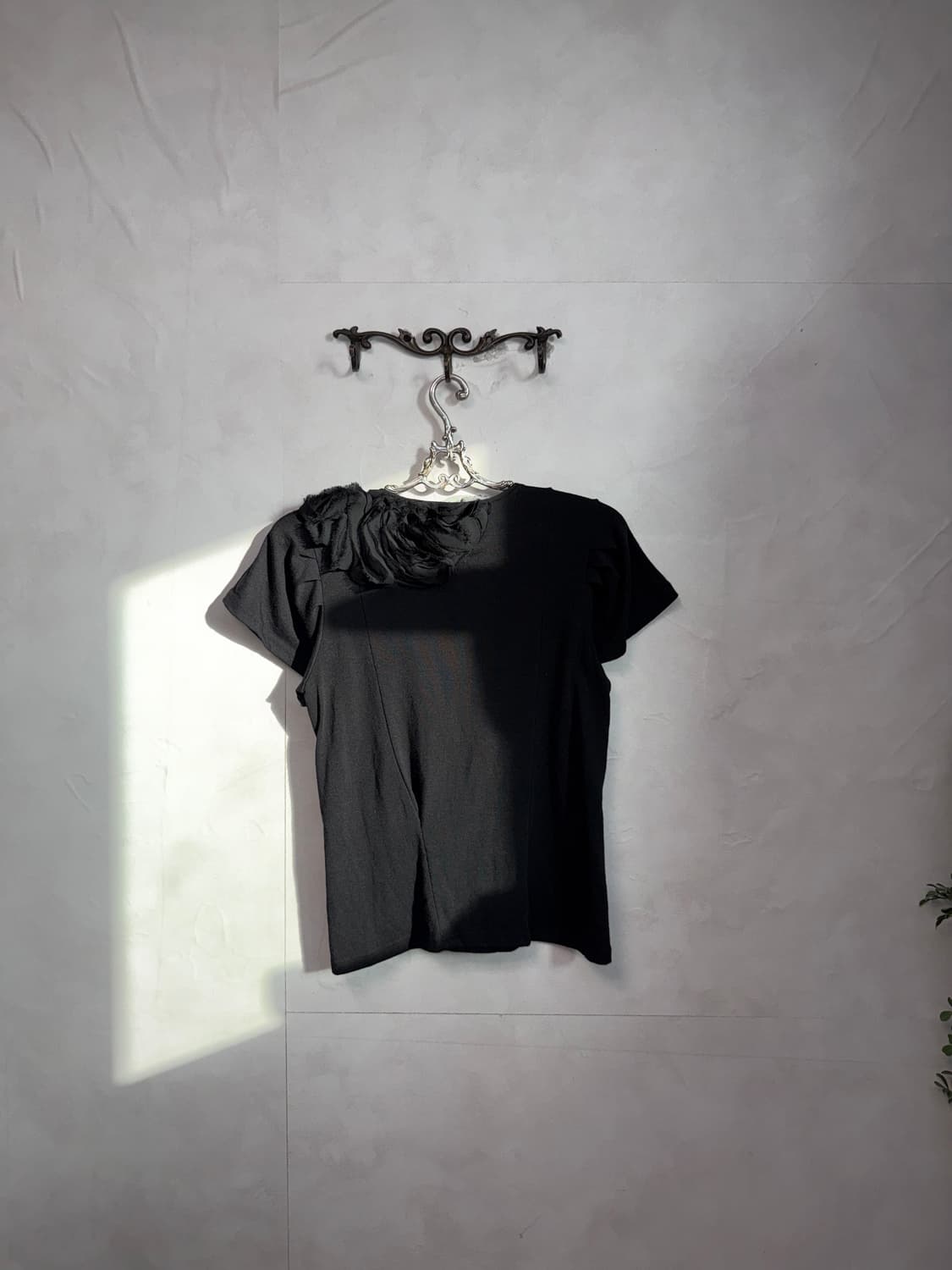 Black draped ruffle flower half t 상품이미지4