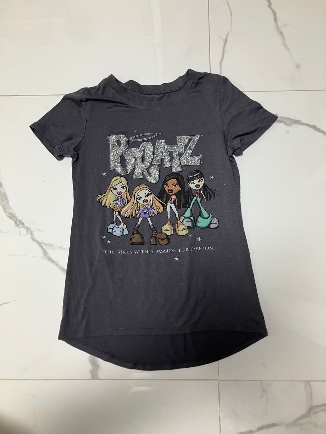 bratz 브랫츠 Y2K 2000s 그래픽 반팔티 챠콜 그레이 상품이미지2