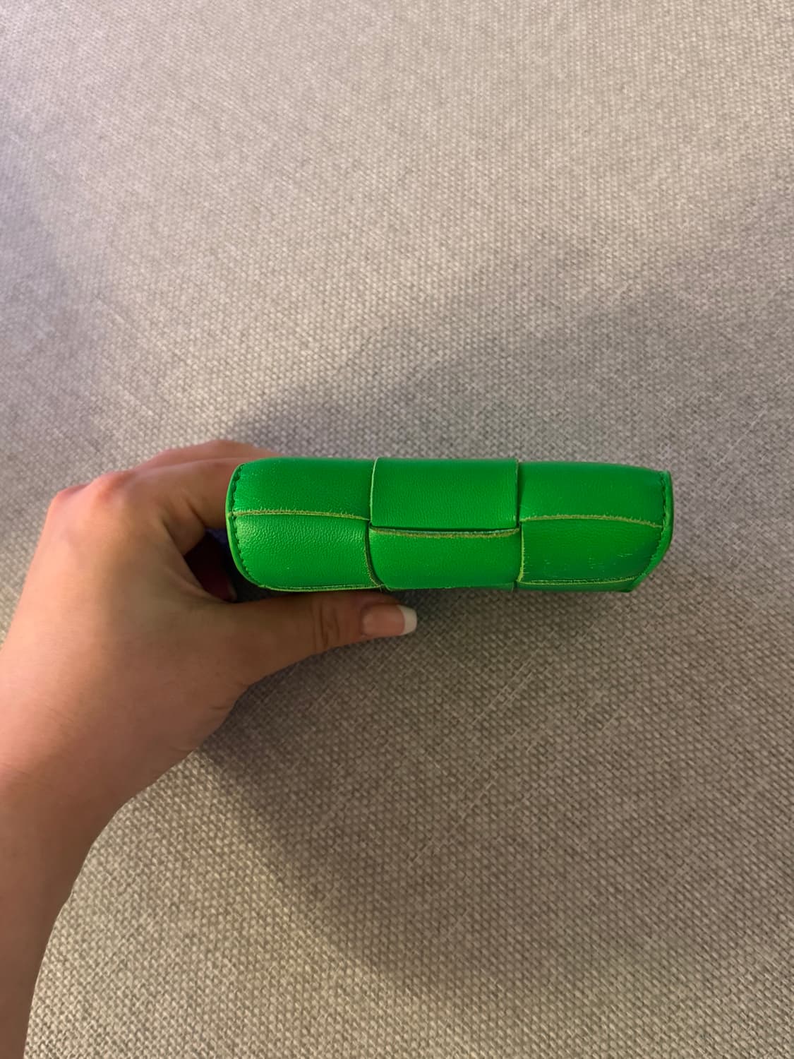 보테가 베네타 카세트백 트라이폴드 지퍼 지갑 패러킷 상품이미지4