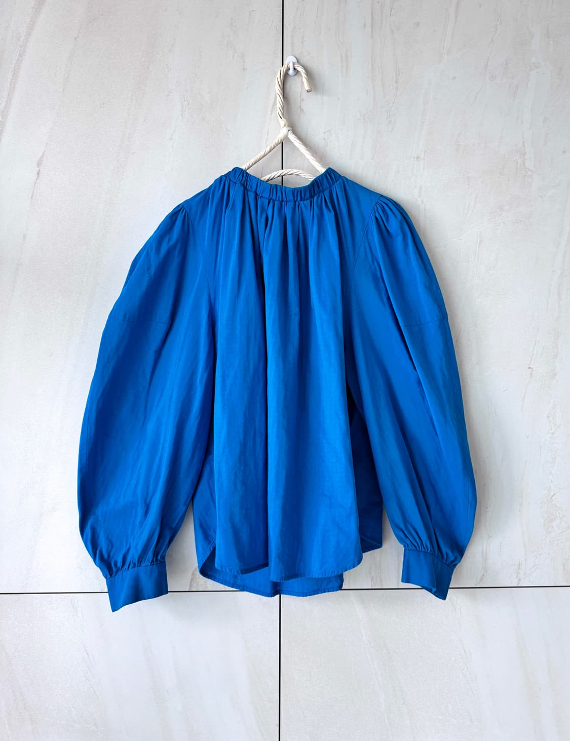 엔촐드 ENFOLD 블루 셔링 블라우스 38(55사이즈) 상품이미지1