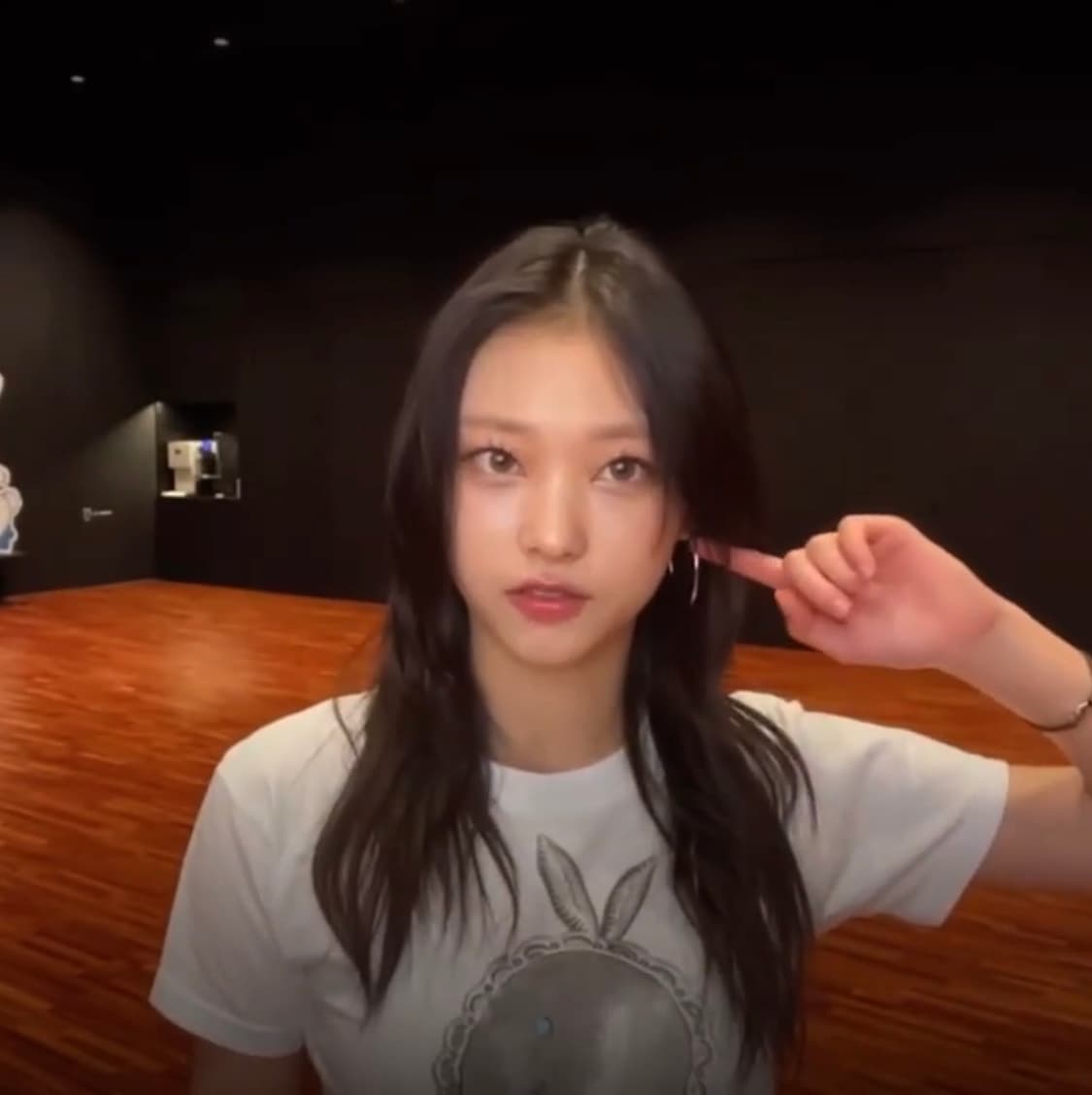 캐피탈 20-T-클로스 크롭 티셔츠 콘초 코니보위트 화이트 (해린 착용) 상품이미지6