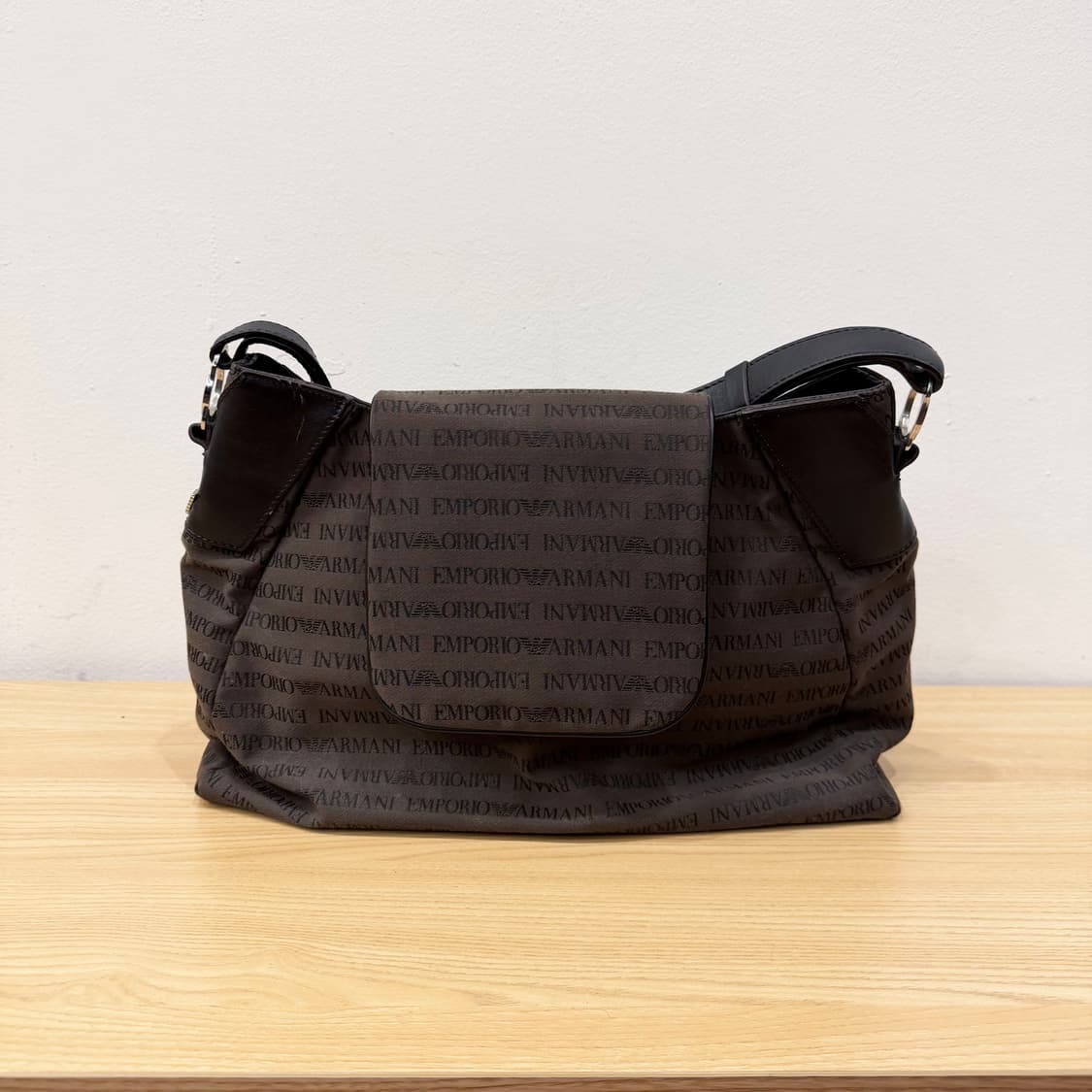 엠포리오 아르마니 캔버스 숄더백 로고 자카드 패턴 디테일 브라운 상품이미지1