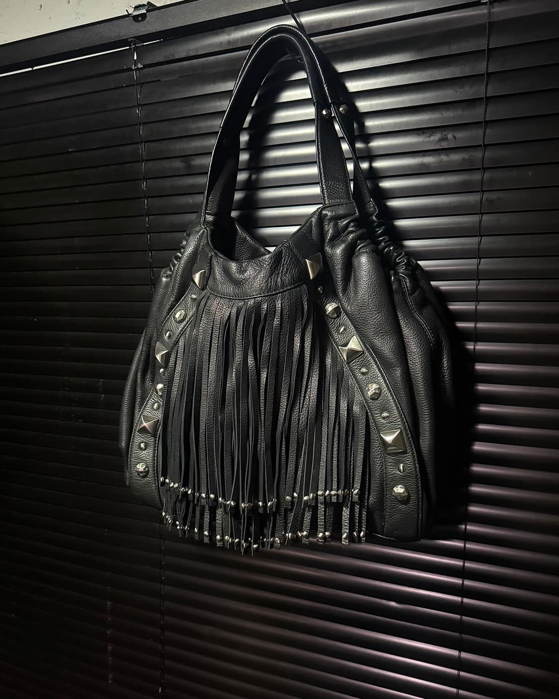 CETTU 찡 스터드 블랙 레더 소가죽 프린지 웨스턴 숄더백 고스 펑크 상품이미지3