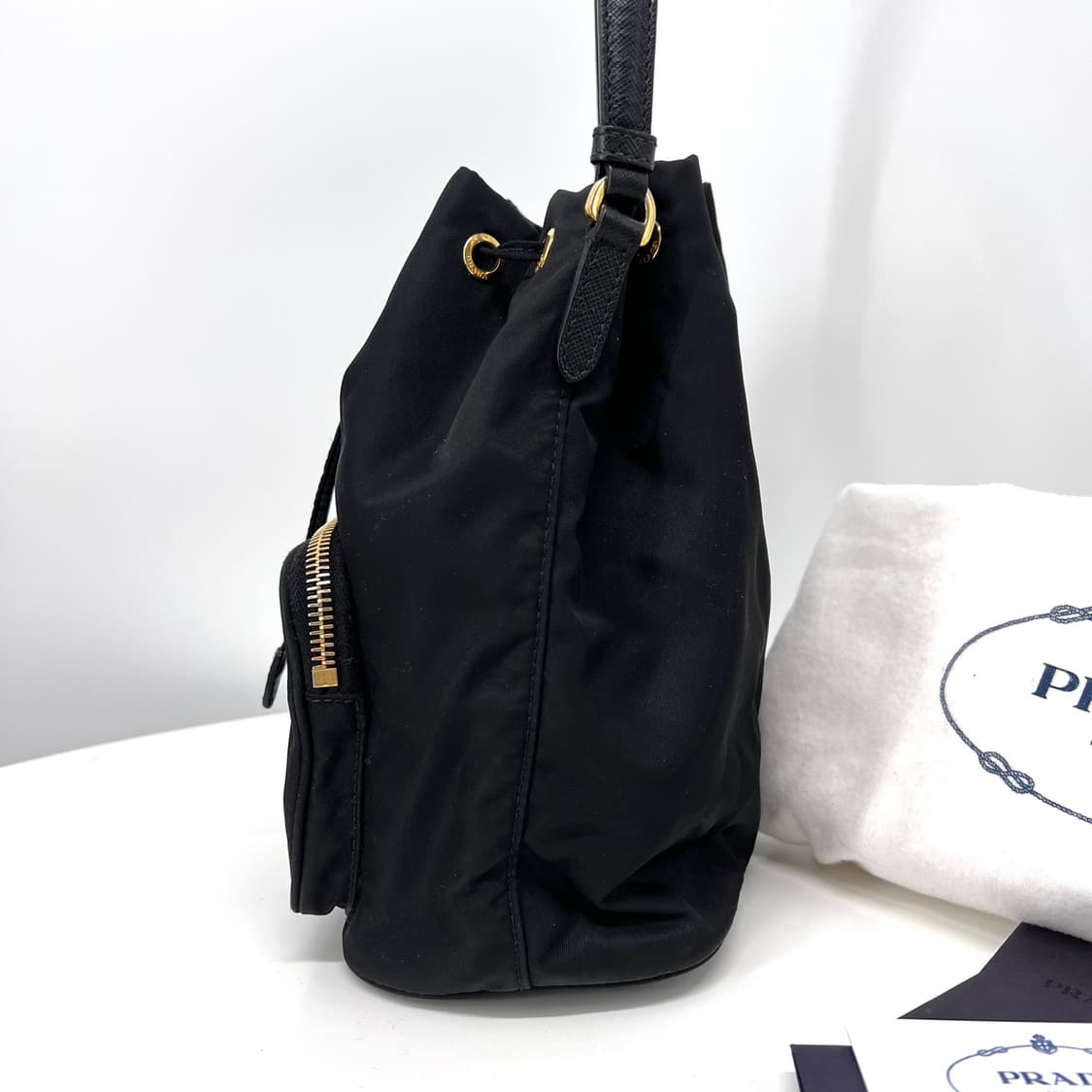 프라다 삼각로고 나일론 버킷백 블랙 (1BH038) 상품이미지6