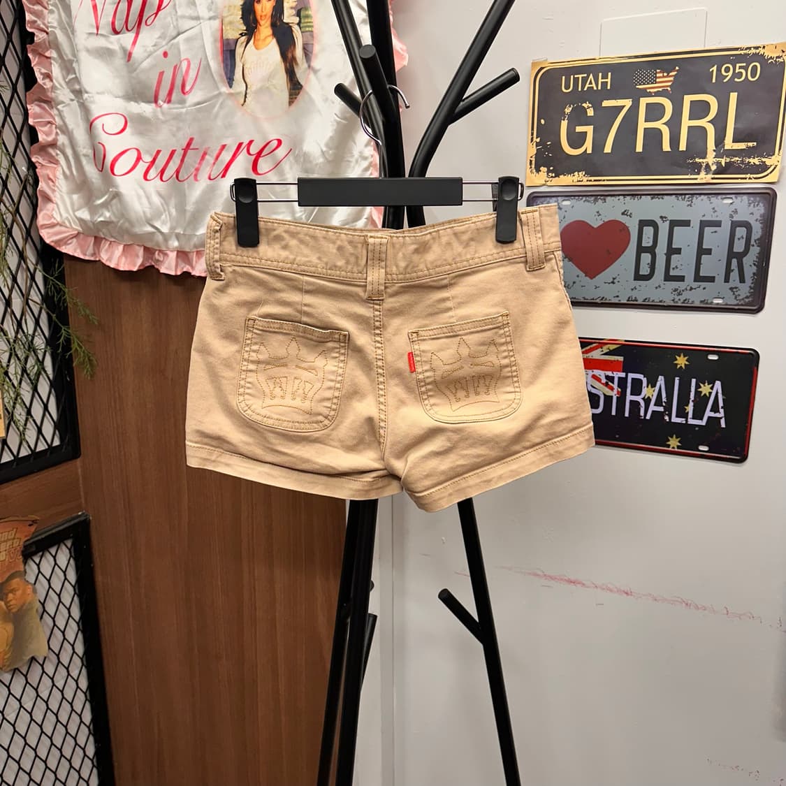 Beige High-Waisted Shorts 상품이미지4