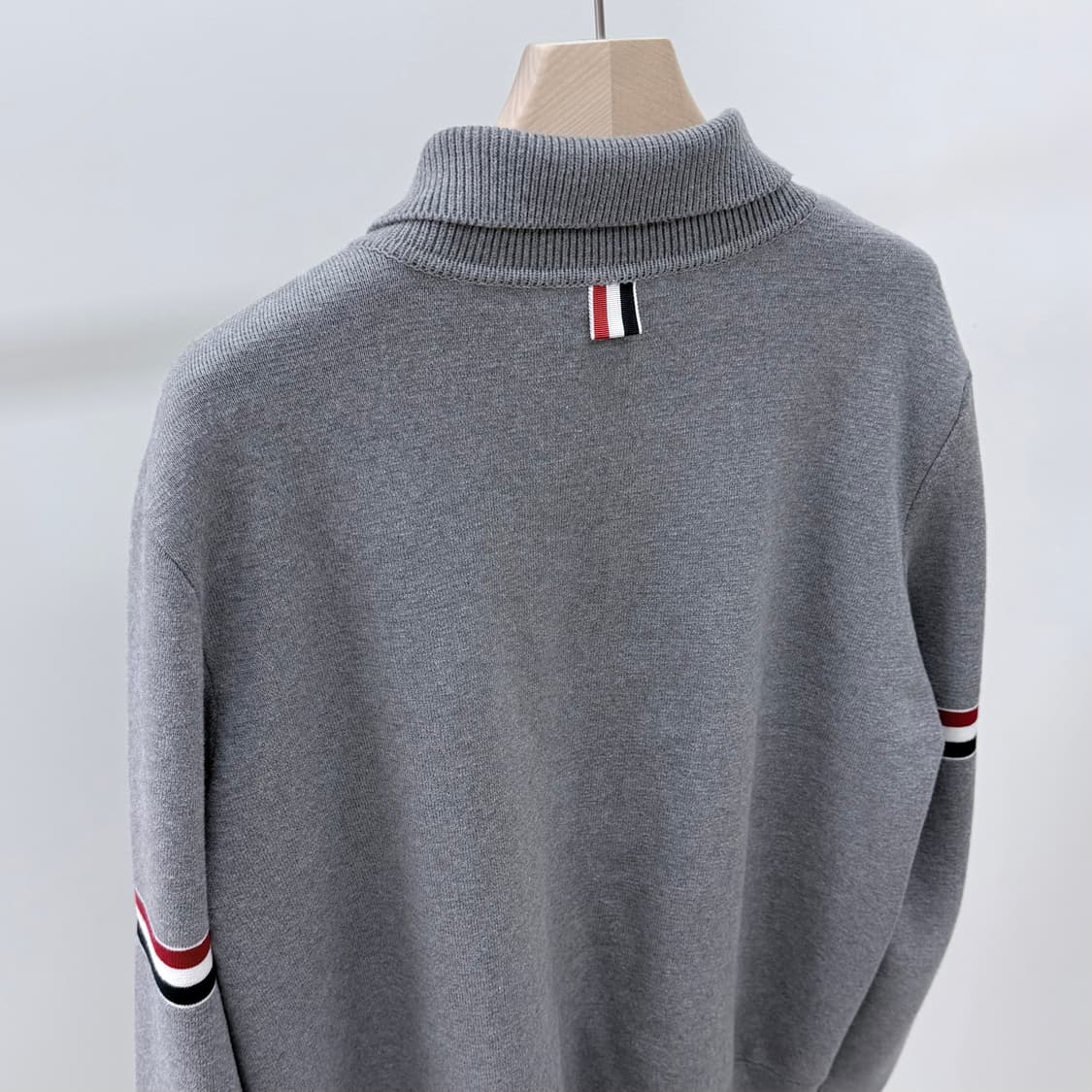 [S+급/3] 톰브라운 암밴드 밀라노스티치 니트 집업 자켓 그레이 상품이미지6