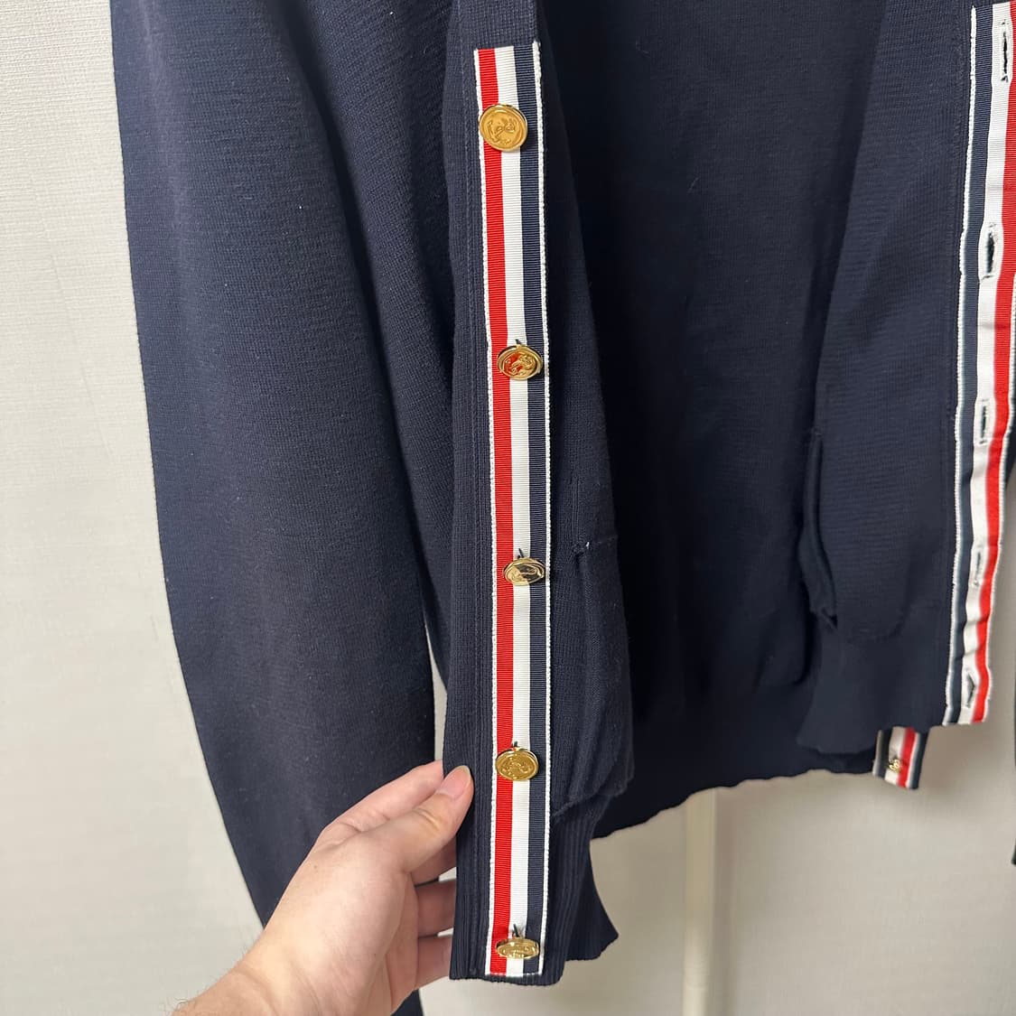 [2] 톰브라운 밀라노 스티치 금장 가디건 네이비 상품이미지5