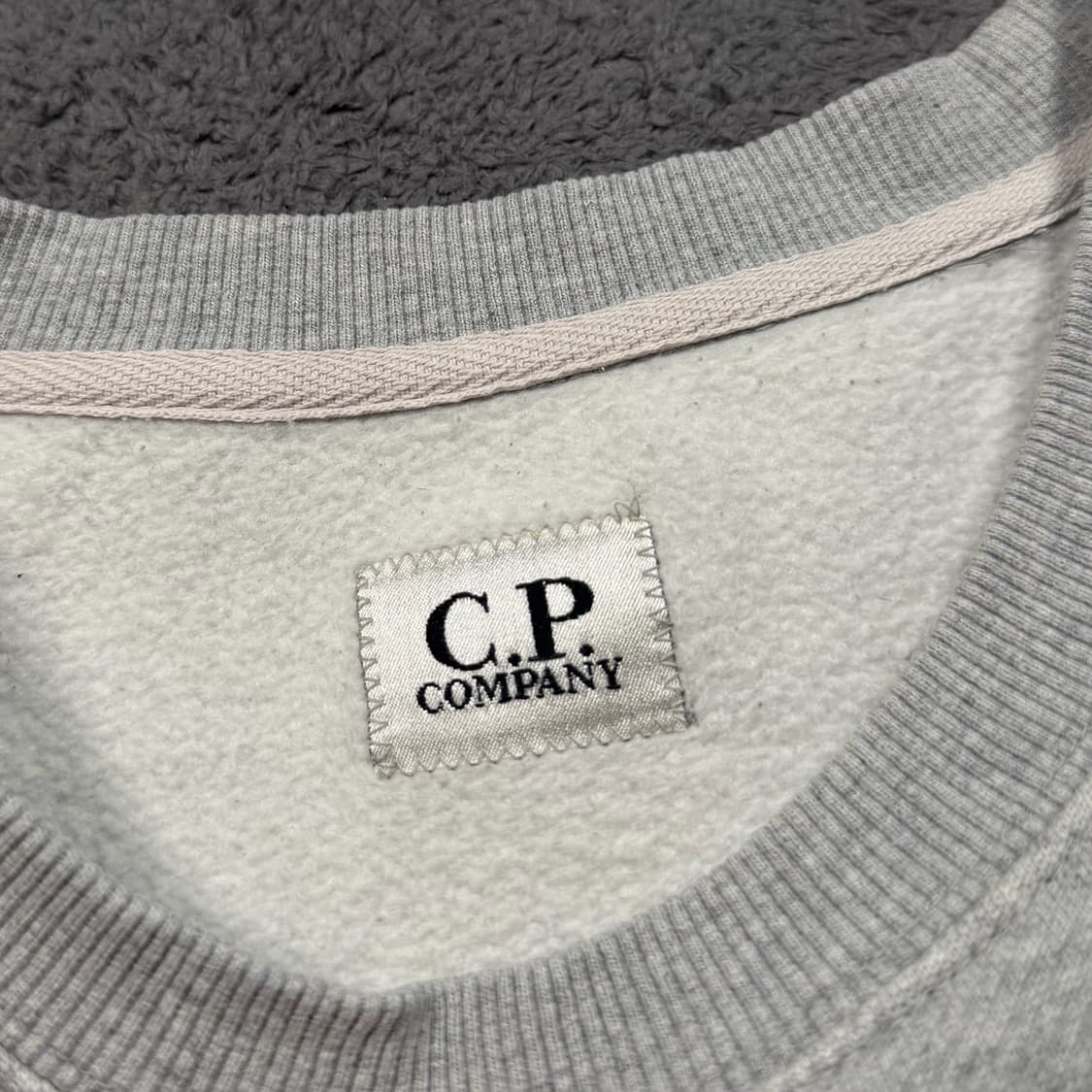 CP컴퍼니 자수로고 렌즈 맨투맨 상품이미지5